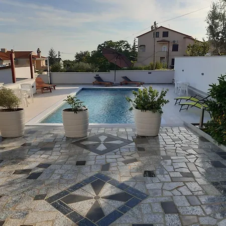 Ivana's With Amazing Pool Access * ロヴィンスコ・セロ