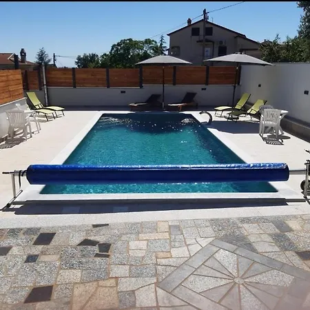 Ivana's With Amazing Pool Access ロヴィンスコ・セロ