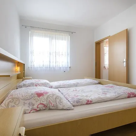 アパート Ivana With The Pool