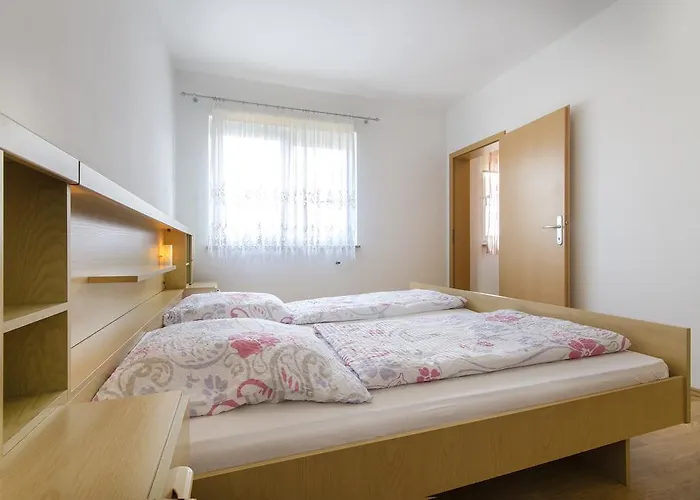 アパート Ivana With The Pool